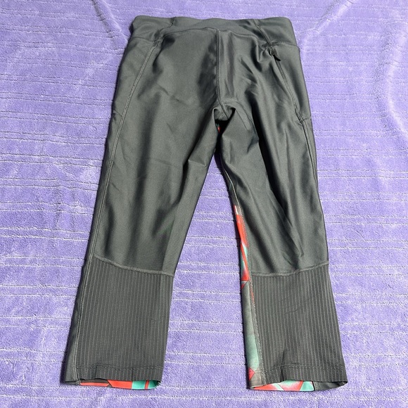 Under armour size medium Capri leggings - Picture 3 of 4
